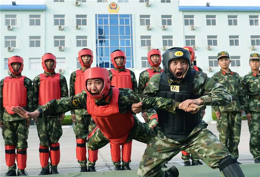 王磊(前右)一招一式传帮带,提高战士擒拿技能。