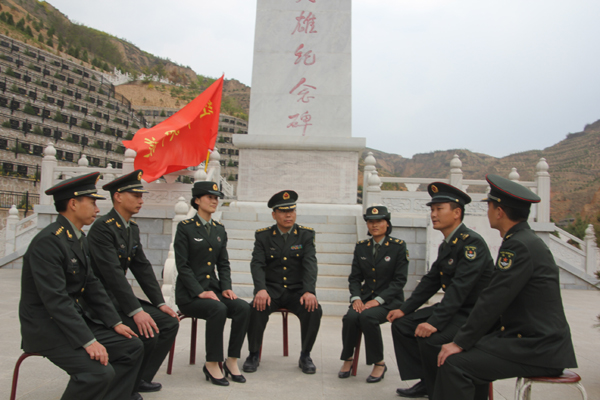 26日,54集团军某装甲旅官兵在神府革命英雄纪念碑前召开临时党小组会议,畅谈本次寻根之旅的心得体会。黄锋 摄