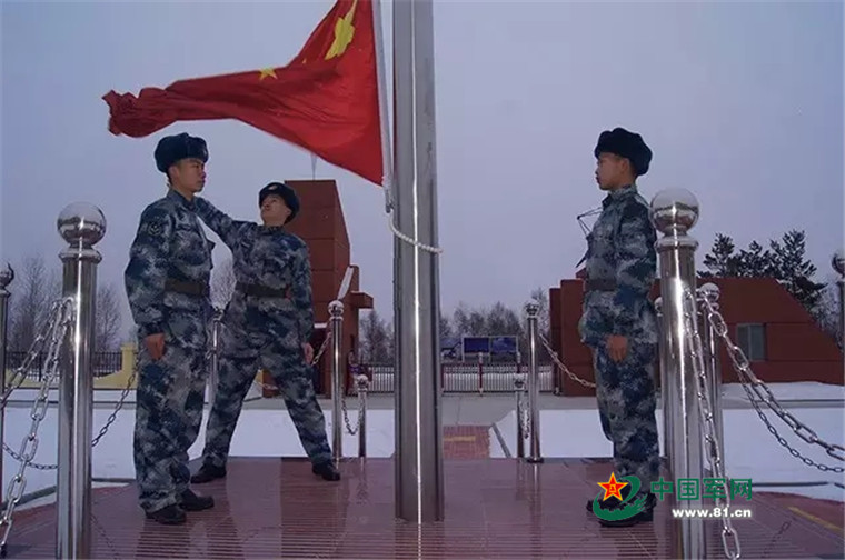 　　每周一的升国旗仪式从未间断，只要是国旗飘扬的地方就有解放军官兵守卫。