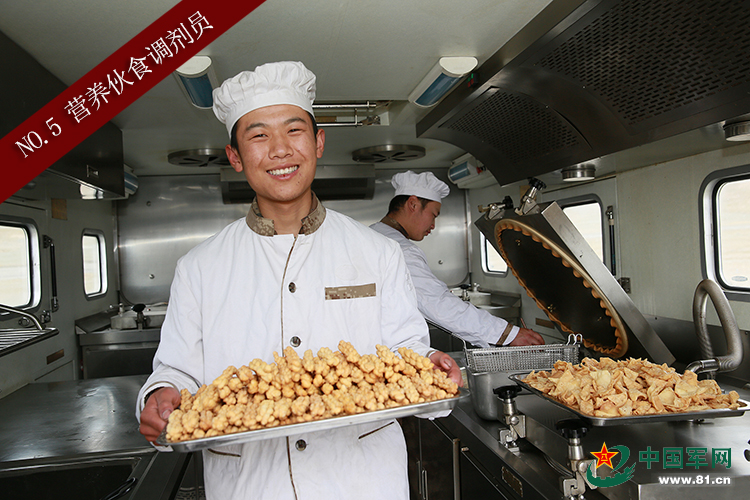 　　战士王鹏精心制作甜香麻花调节官兵伙食