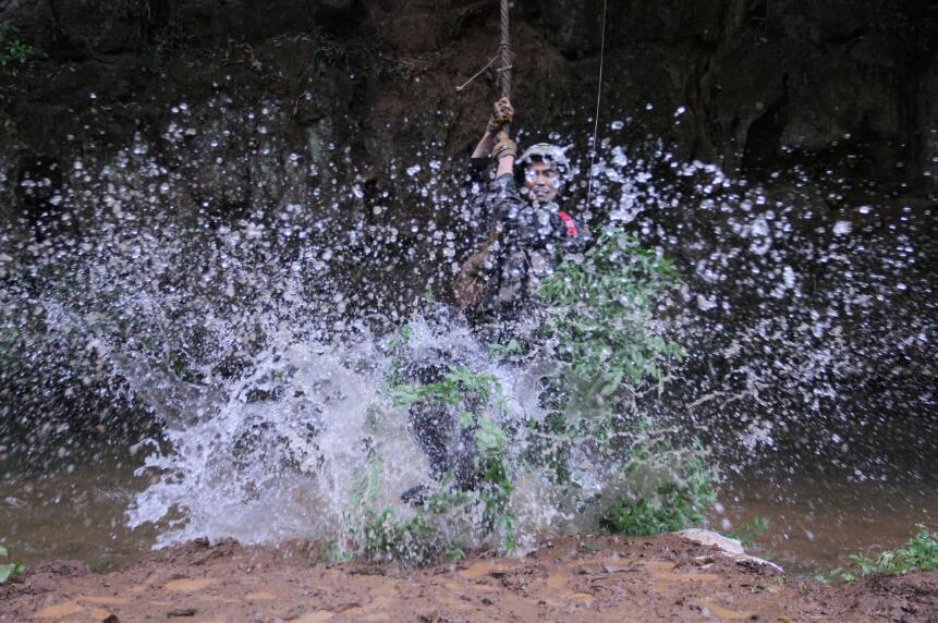 通过独木桥 周俊义摄