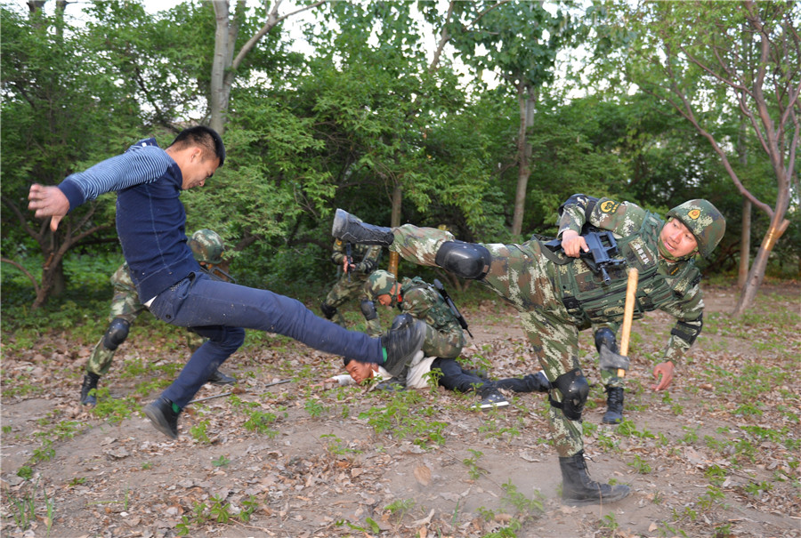 实战训练,王磊(中)一招制“敌”。