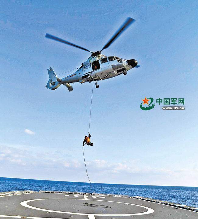 中国海军舰艇编队在航行途中开展直升机索降演练。