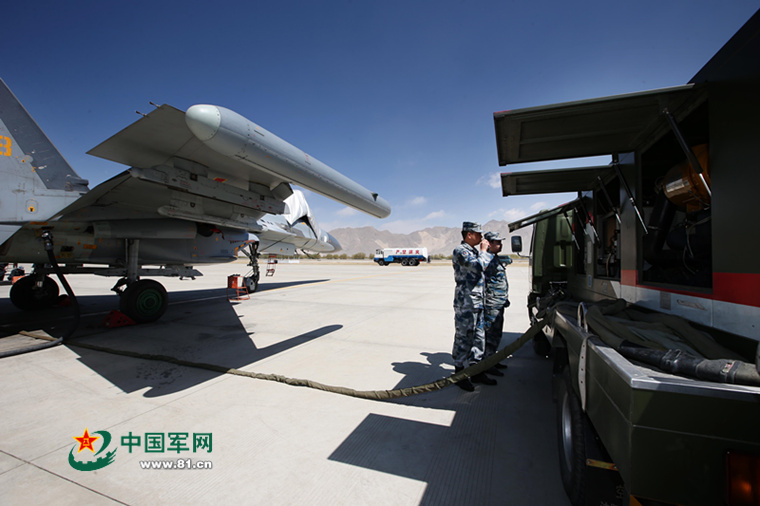 场站官兵为升空的战机,紧急加油。