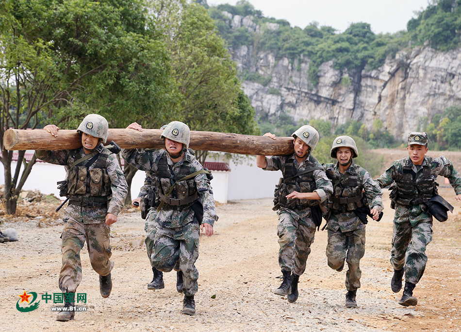 扛圆木考核，团队协作最重要。