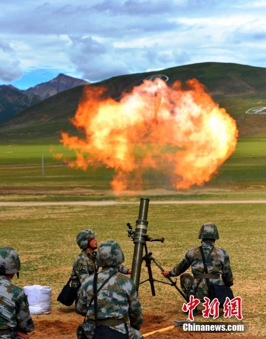 图为13军地面迫击炮攻击演练。