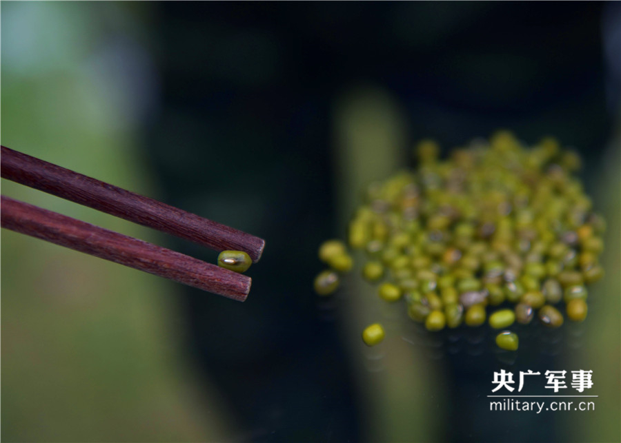 用筷子搬运绿豆训练。徐伟摄