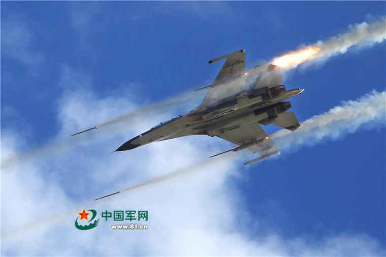 上午9时58分,战机编队抵达目标空域,实施低空突袭。刘应华 摄