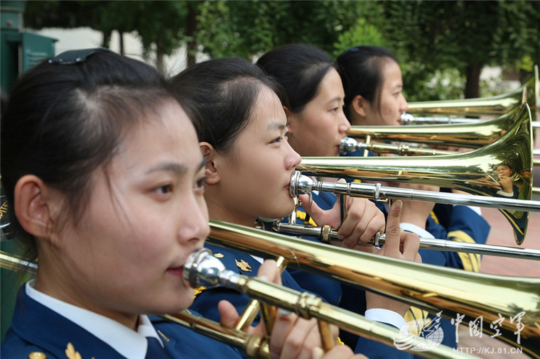 　　专注的眼神，超高的颜值，长号声部里可都是高挑的女神哦。