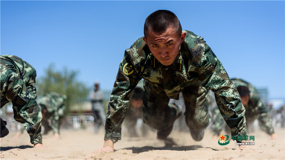 　　摸爬滚打。胡宇摄影