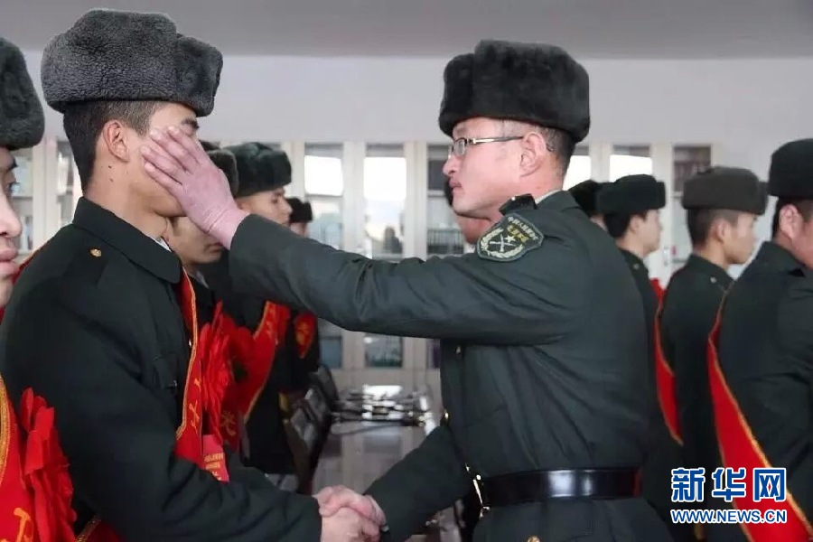 杜宏送别连队即将退伍的老兵。（图片由内蒙古军区伊木河边防连提供）