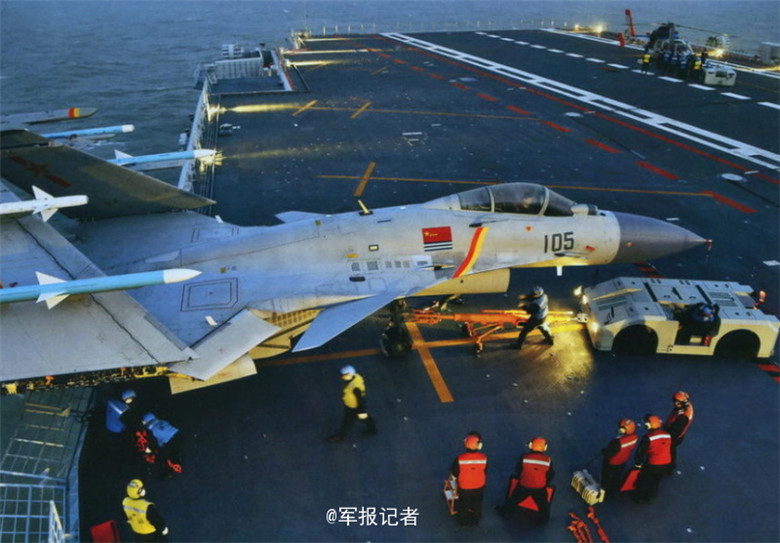 辽宁舰与歼-15的亲密接触。
