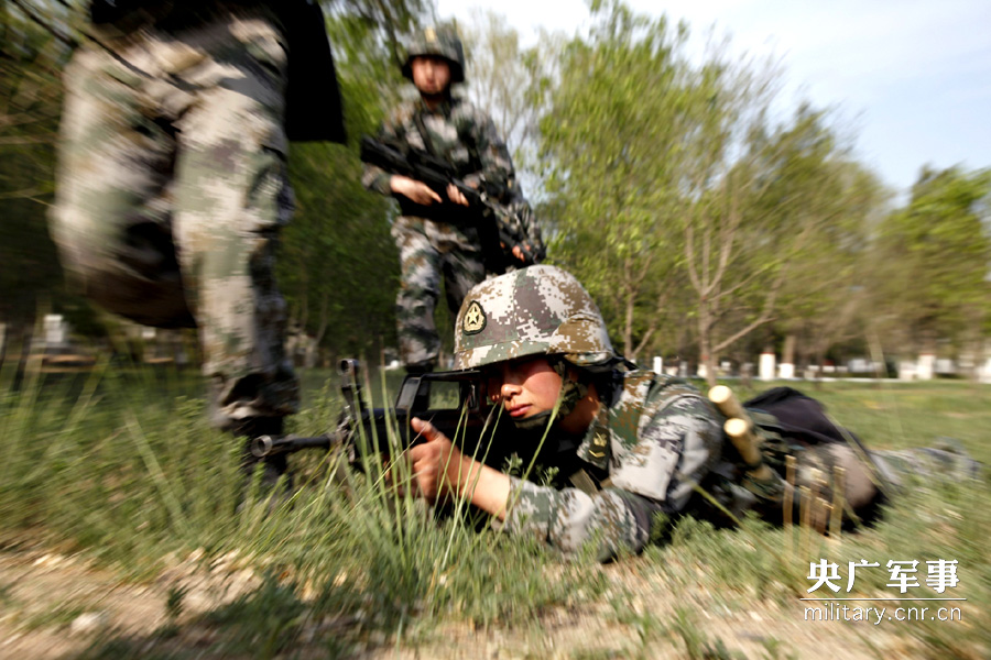 图为野外条件下组织班战术掩护进攻训练 李伟 摄