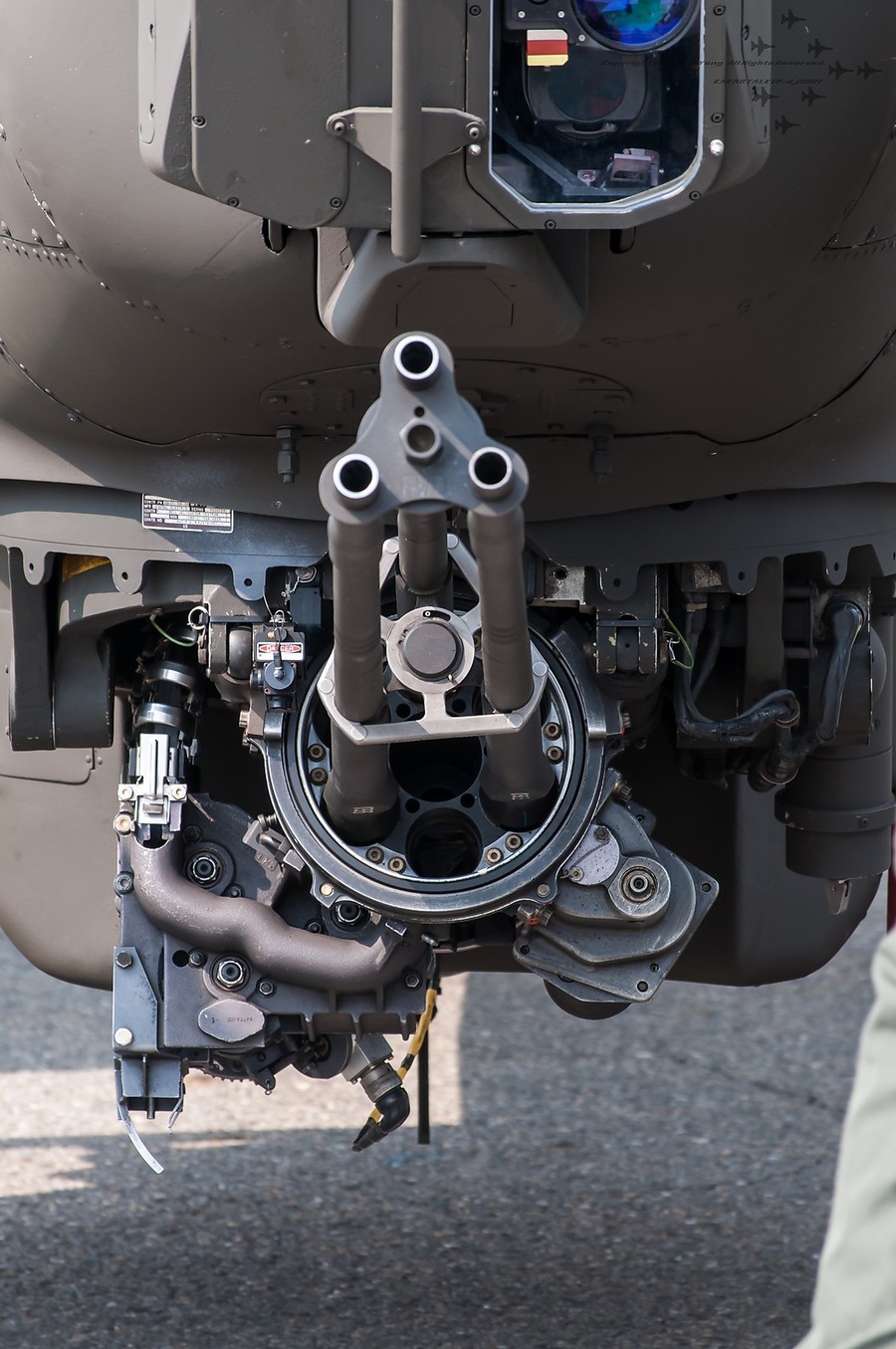 　　眼镜蛇武装直升机的多管机炮