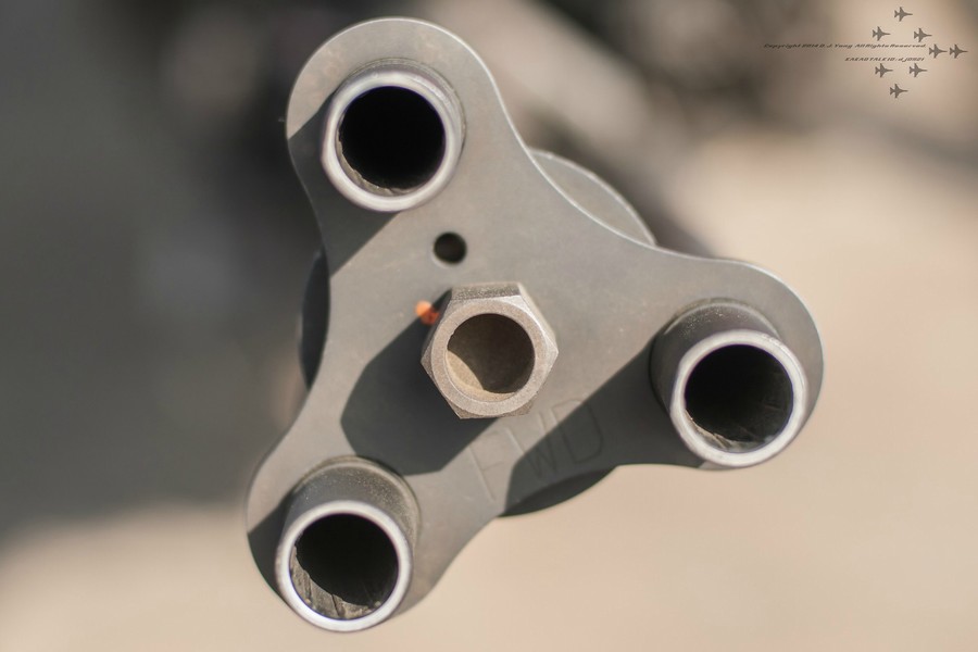 　　眼镜蛇武装直升机的多管机炮