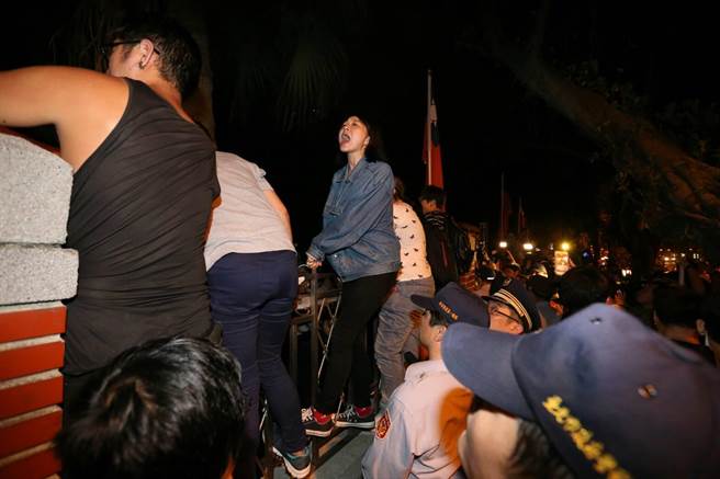 群众在“立法院”围墙上高喊口号，不愿离去。（图片取自台湾中时电子报）