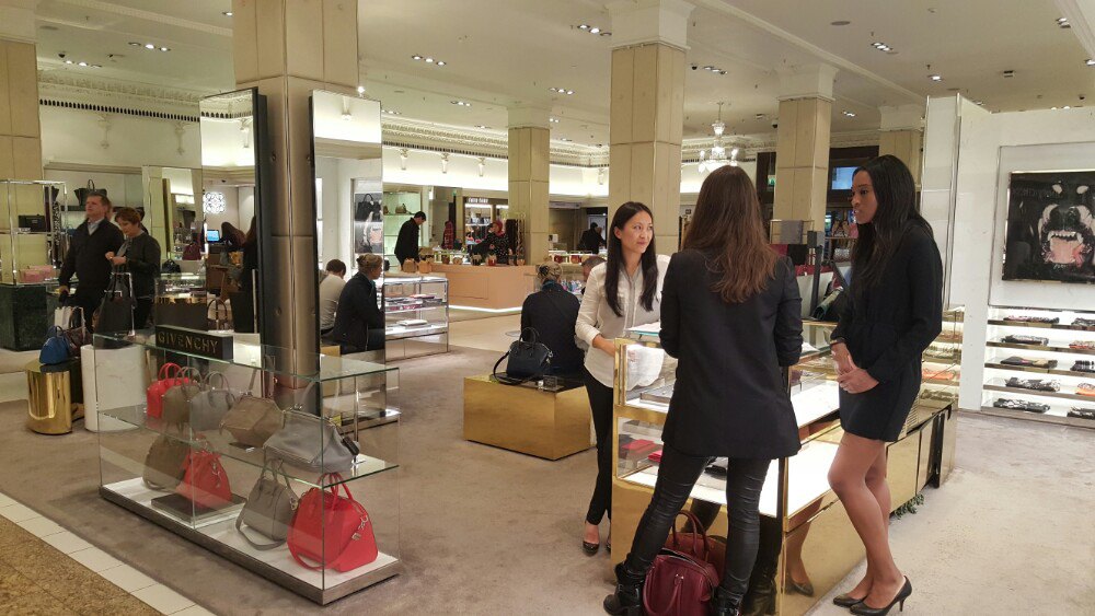 资料图:英国哈罗德百货的女导购。