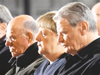 　　图为12月20日下午，德国总理安格拉·默克尔（中）在威廉皇帝纪念教堂参加悼念活动。