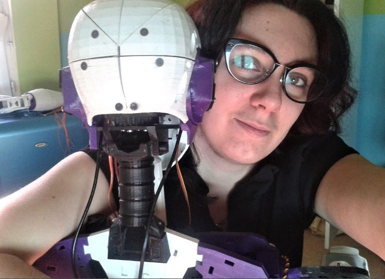 综合外媒报道，一个推特账号名为莉莉（@LillyInMoovator）的法国女子近日称她是一名“机器人迷恋者”：她只对机器人感兴趣，并且非常不喜欢和真实的人类接触。