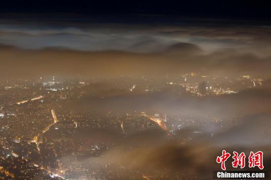 雾毯笼罩保加利亚首都 夜色分外妖娆_综合_