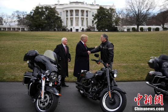 特朗普白宫会见了一批骑着摩托来的人_综合_