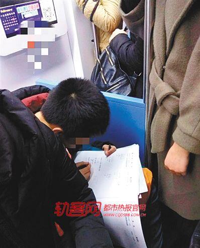 作业没写完被打出门 男孩元宵夜蹲在轨道站