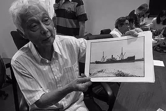 　　“船王”陈顺通三子陈乾康手上展示的是1939年“太平轮”自沉前的照片。（图片来源网络）