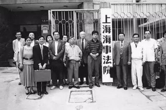 　　1996年“中威船案”庭审休庭后部分律师团成员合影。（图片来源网络）