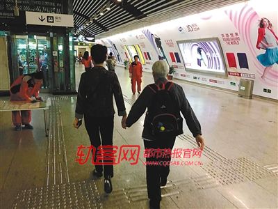 母亲节送什么礼物最贴心?牵着妈妈的手 陪她一