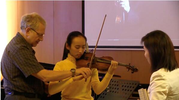 什洛莫·敏茨在香港国际网络音乐学院(HKIVS)指导丁怡杰拉琴