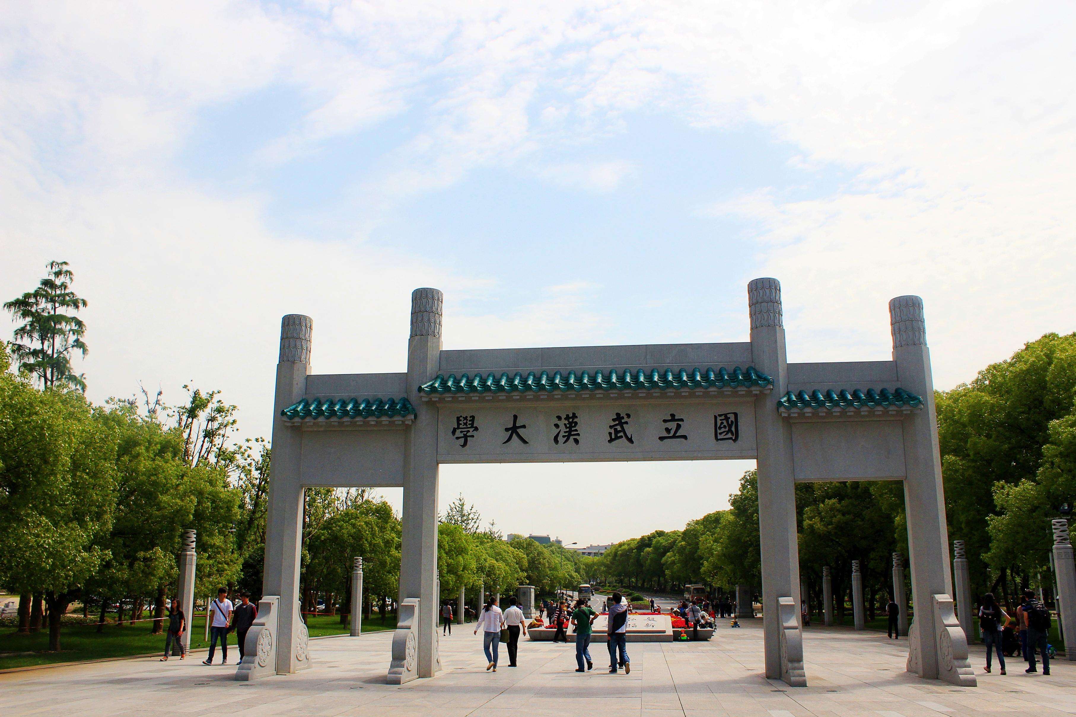 当时的武汉大学刚实行学分制,学分满了就可以毕业