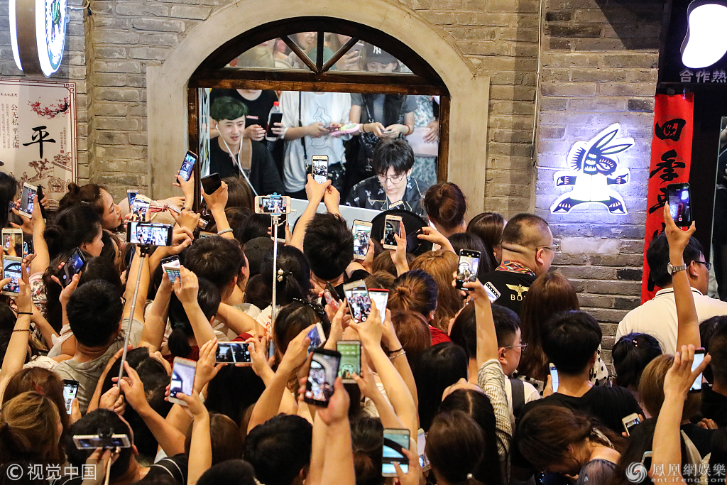 新晋网红在街头直播引千人围观通道被围得水泄不通