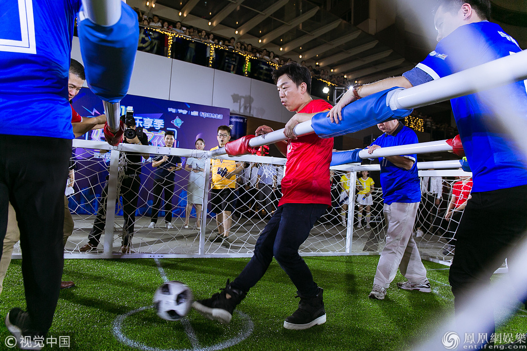 黄渤深圳大秀球技 7:5赢球不输梅西