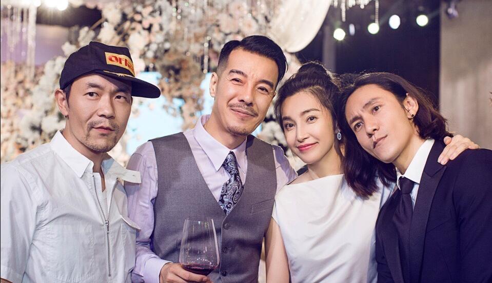 1/137月13日晚,海一天晒出婚礼的照片,并配文:"