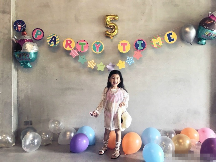 刘畊宏晒小泡芙生日照众孩童泳池嬉戏气氛high