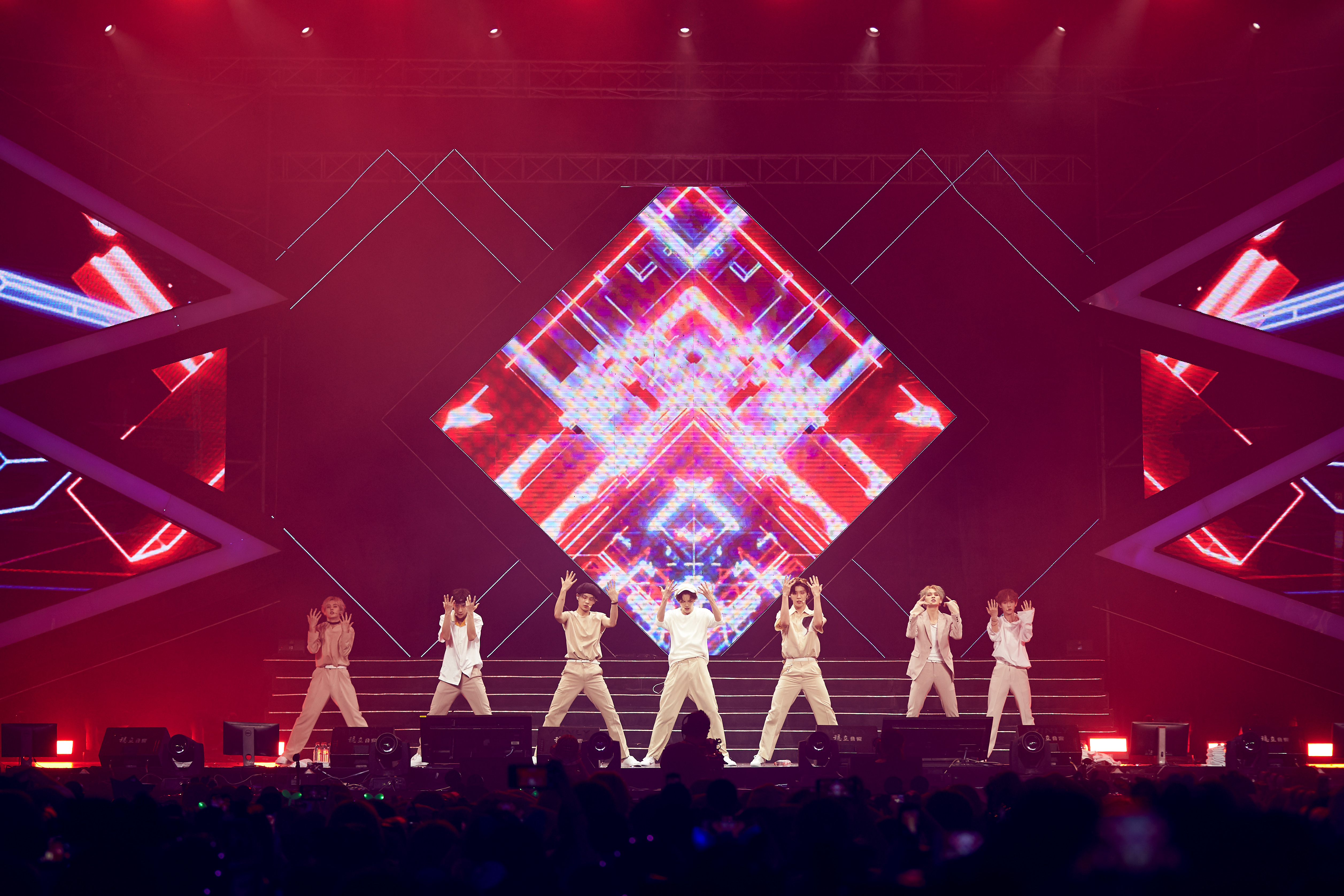 私密睡姿大公开乐华七子巡演第二季上海热爆开启