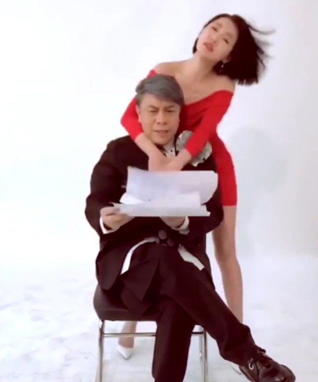 小s包臀裙撩发热舞停不下来 蔡康永表情崩溃快哭了