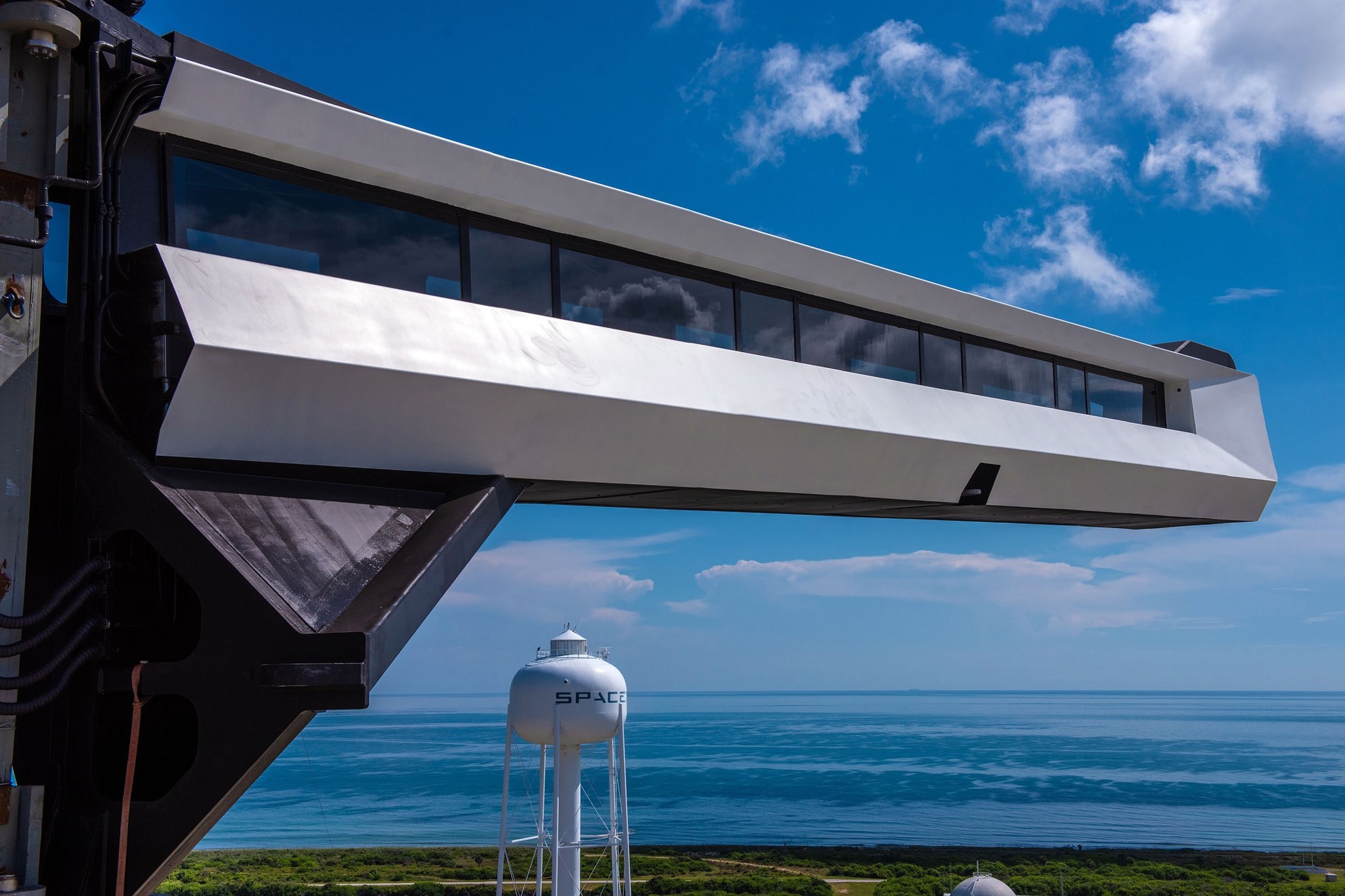 Space X发推秀宇航员进出臂设计科幻_凤凰网