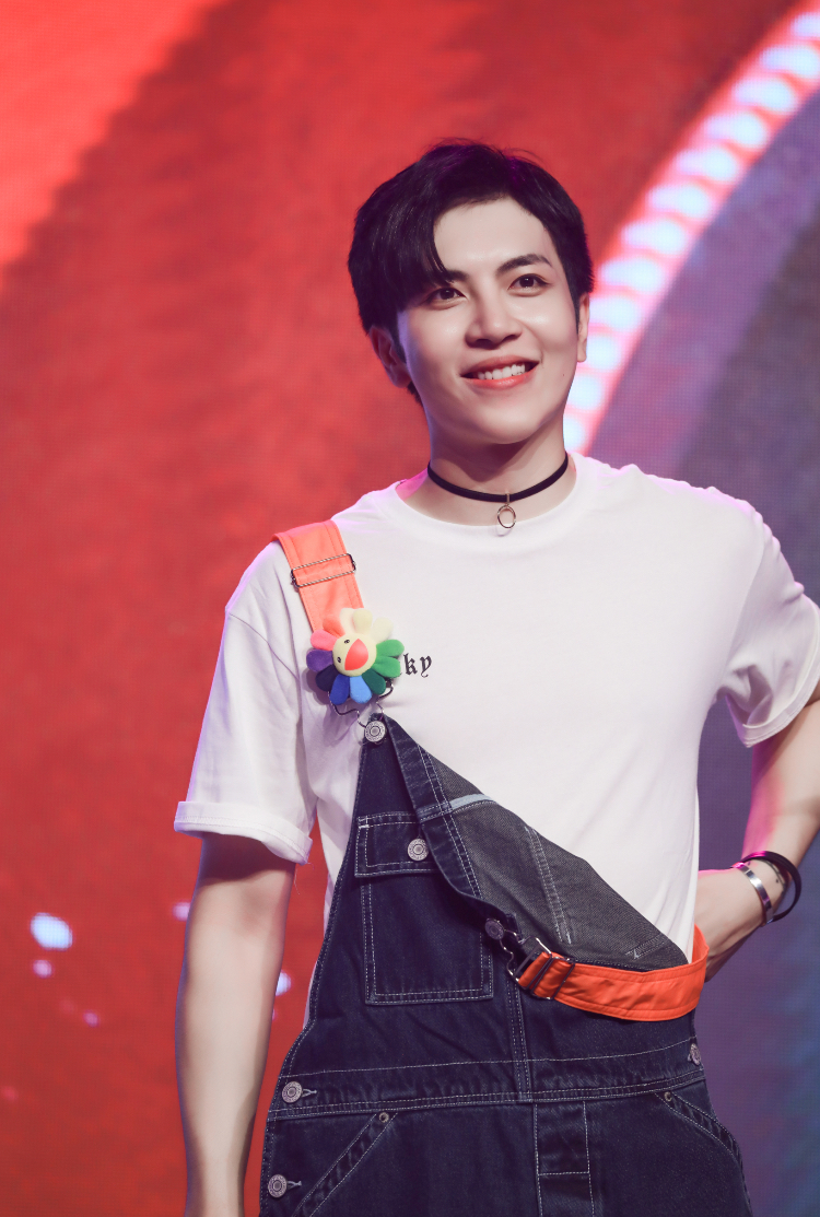 秦奋生日见面会火热开趴福利多多粉丝被宠溺