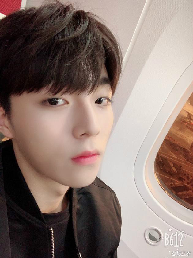 陈立农节目杀青为粉丝发福利帅气自拍高冷范十足