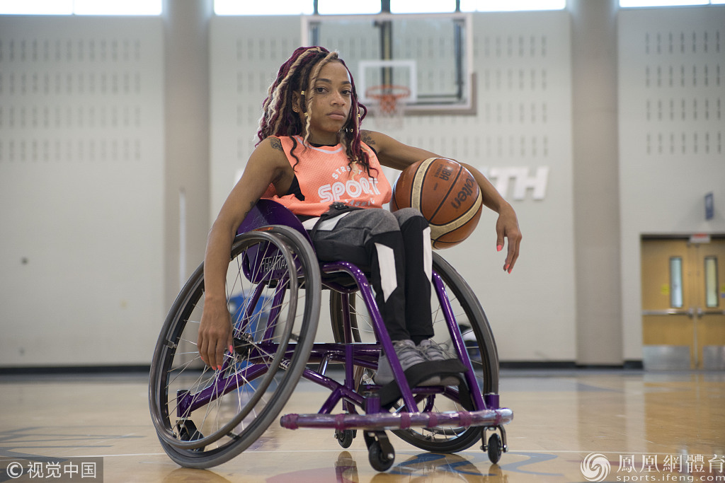 美国残疾女子(karneshia)活出精彩 走t台打篮球