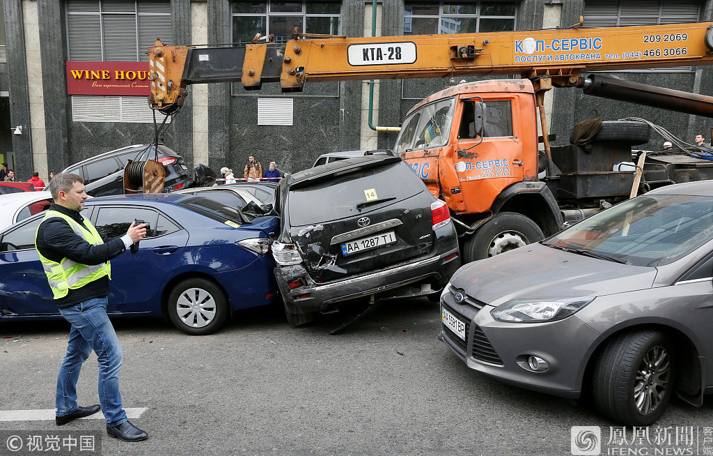 乌克兰:多辆汽车连环相撞