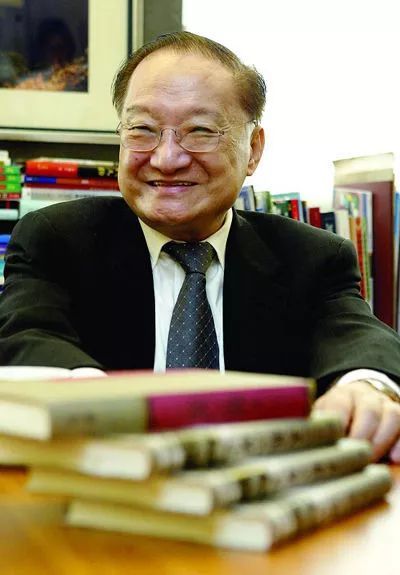 企业动态 > 正文 主编罗孚只好来问另一个武侠迷查良镛 查良镛说可以