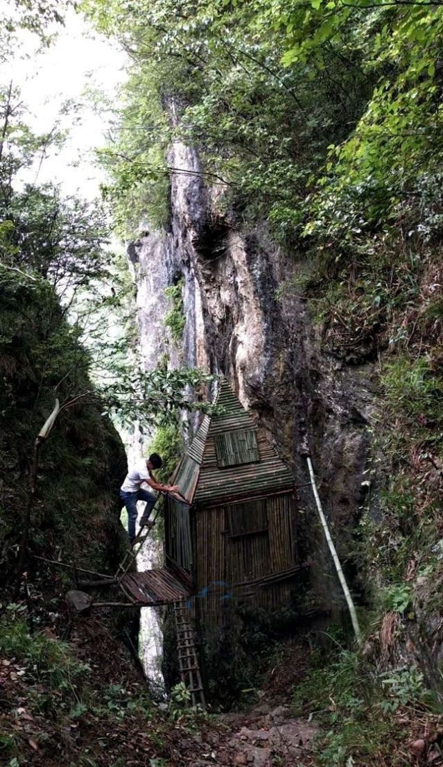 宋凯的竹屋建在鹤峰县邬阳乡高峰村,房屋悬在两座陡峭石壁的夹缝中