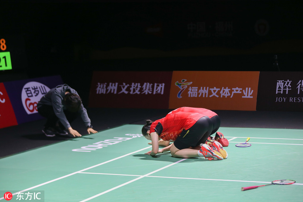 赛后,李绍希/申升瓒跪地向恩师罗景民行大礼.