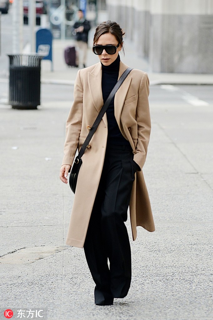 beckham) 这样搭配阔腿裤,墨镜,干练又霸气;而"奶牛"超模winnie