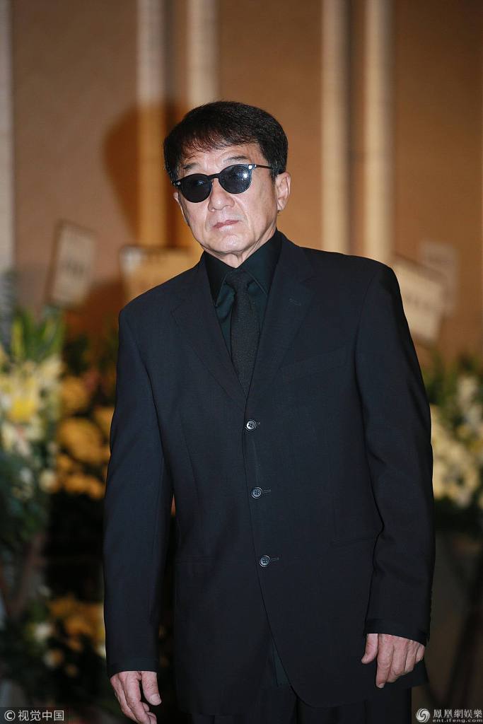 成龙父子现身邹文怀追思会 穿黑衣低调出镜表情凝重