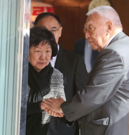 香港"政坛教父"钟士元出殡 港三任特首为其扶灵