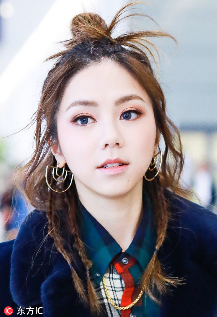 手残党也能搞定简单俏皮的半丸子头 女星们机场凹造型一定少不了