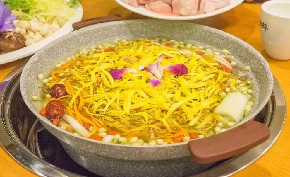 菊花火锅江浙派97川渝人民对火锅的热爱可谓深入骨髓,除了招牌辣锅